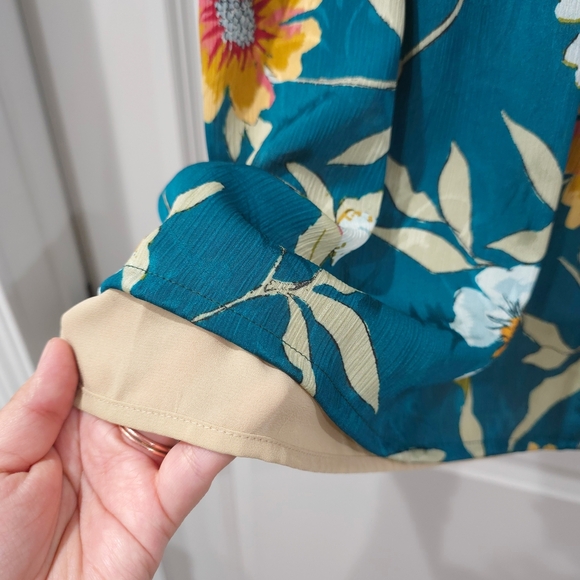 ✨️4/$20. Spring Floral Teal Sleeveless Cami Top, Lace Detail, Back Button Detail - Picture 7 of 16